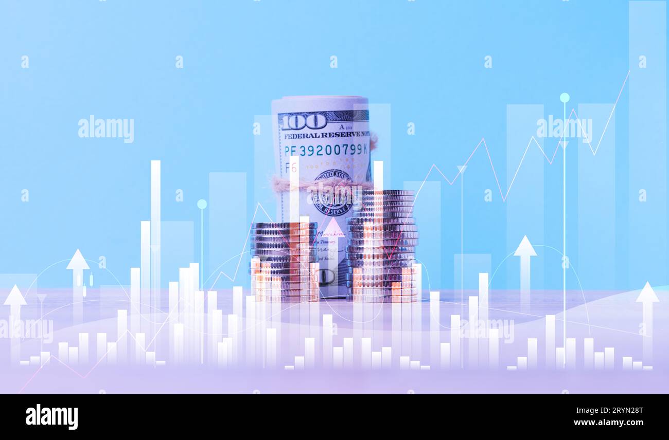 Rolle von 100 Dollar-Scheinen, gebunden mit einem Seil, und ein Diagramm mit steigenden Zinsen. Einkommenswachstumskonzept, hohe Marge Stockfoto