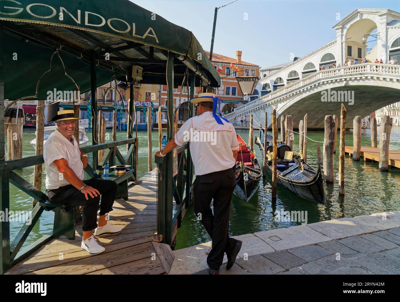 Gondoliere an der Rialtobrücke, Canal Grande, Venedig, Italien Stockfoto