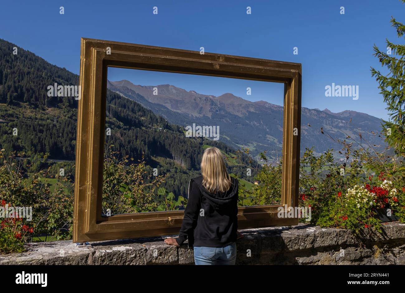 Blick aus dem Fenster auf die Bergwelt im Gasteinertal Stockfoto