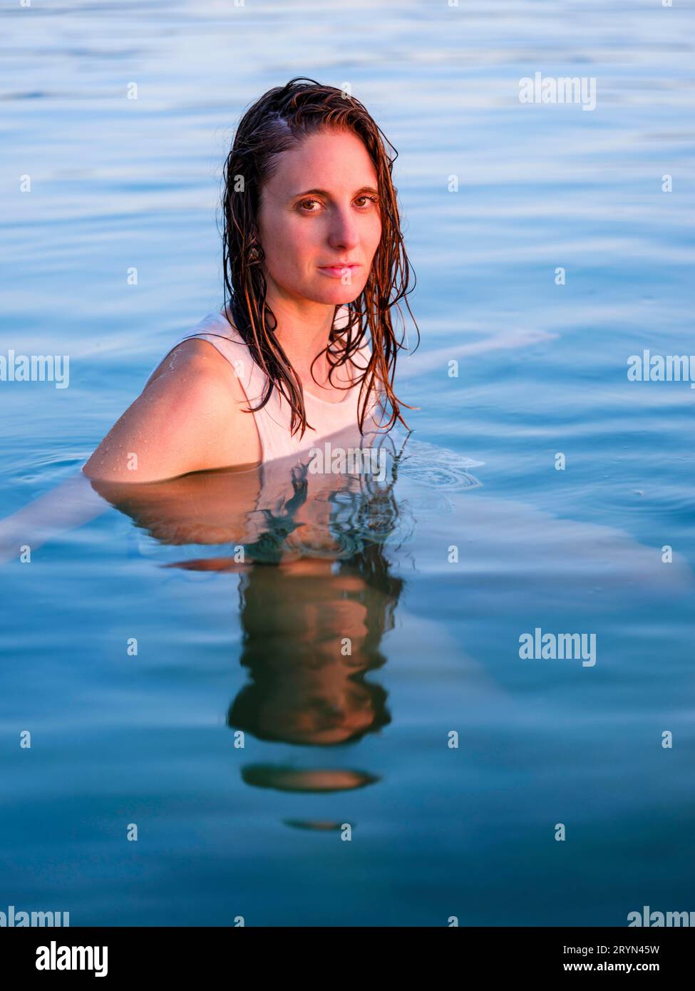 Junge Frau mit nassen langen Haaren im Wasser, Chiemsee, Chiemgau, Oberbayern, Bayern, Deutschland Stockfoto