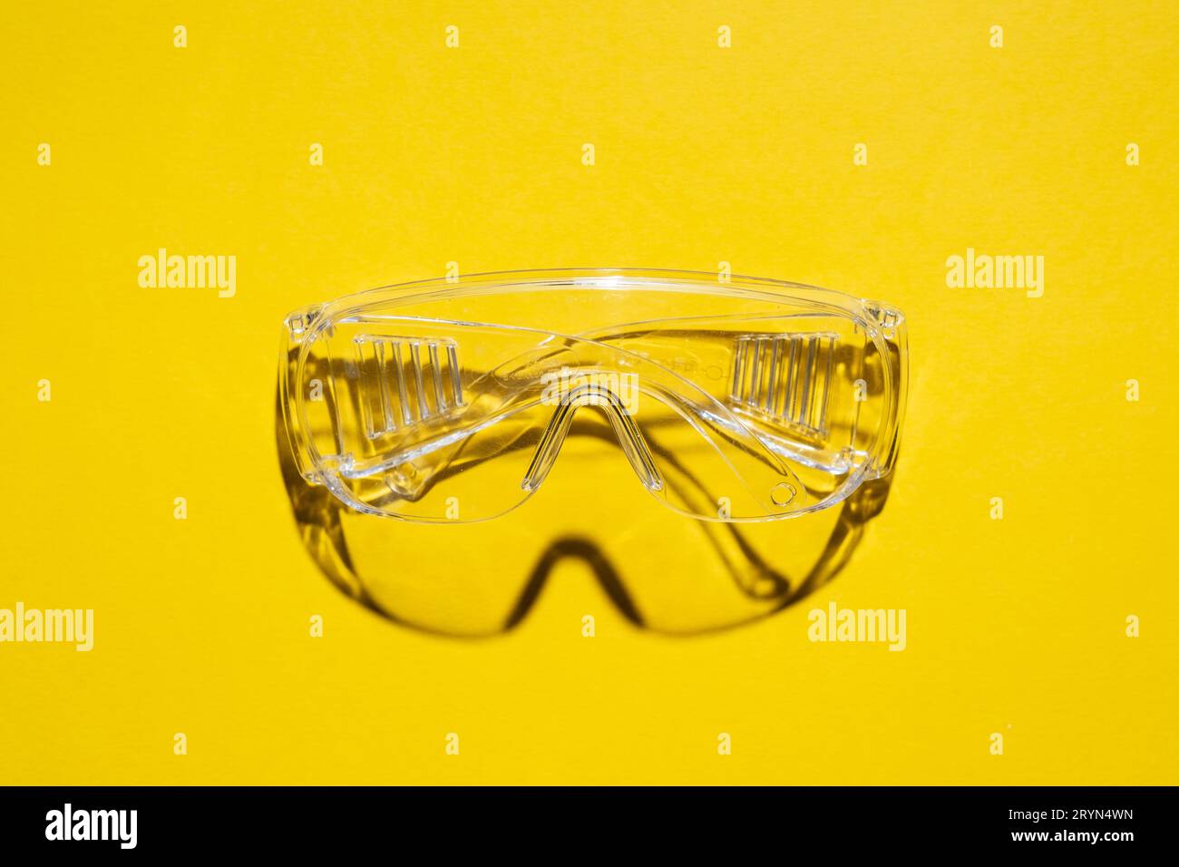 Ansicht der Schutzbrille aus Kunststoff von oben vor gelbem Hintergrund Stockfoto