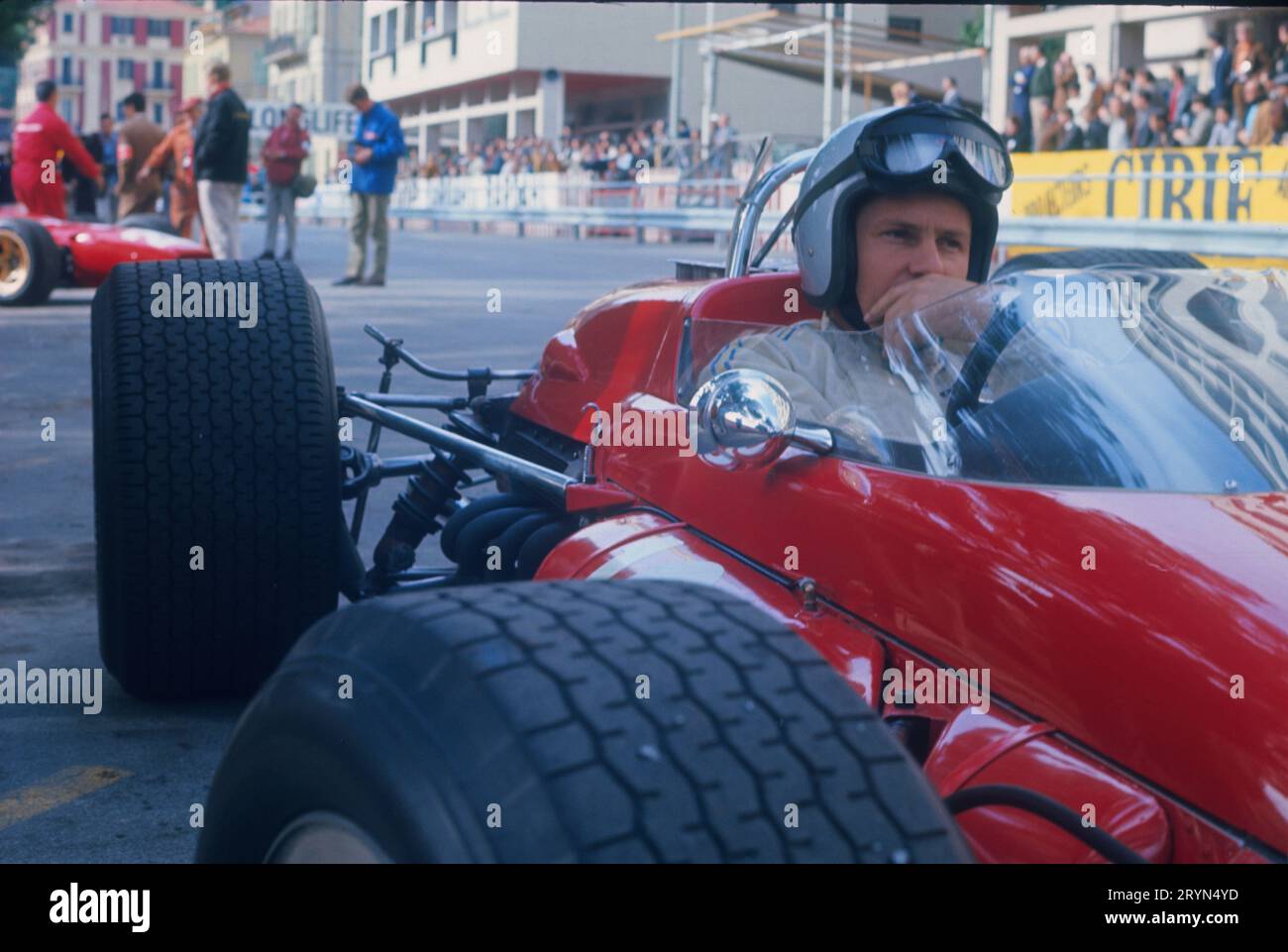 Formel 1: Bruce McLaren im M4B vor dem Großen Preis von Monaco, 1967. Stockfoto