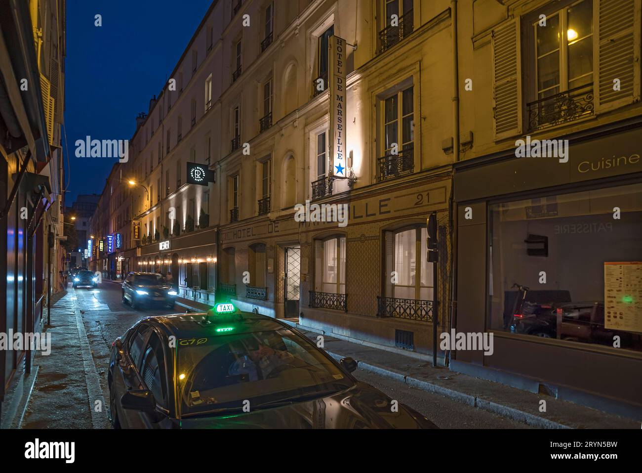 Am Abend wartete ein Taxi vor einem Hotel, Paris, Frankreoch Stockfoto