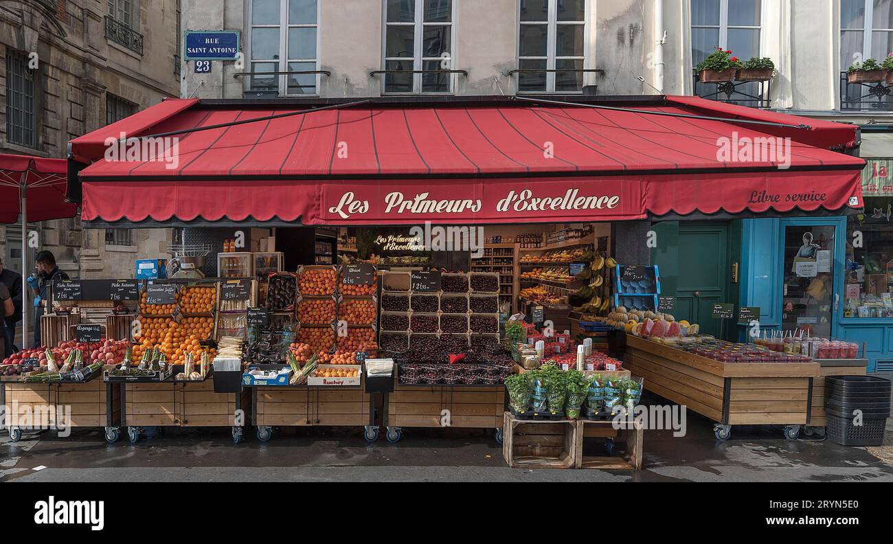 Obstladen mit Ausstellungen auf der Straße, Paris, Frankreich Stockfoto