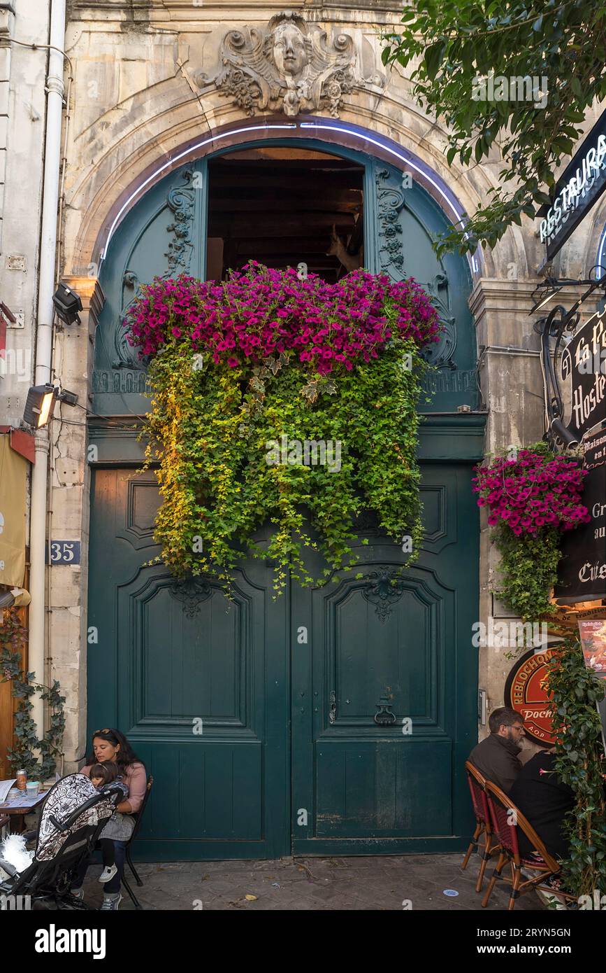 Historisches Eingangstor mit Blumenschmuck, erbaut um 1870, Paris, Frankreich Stockfoto