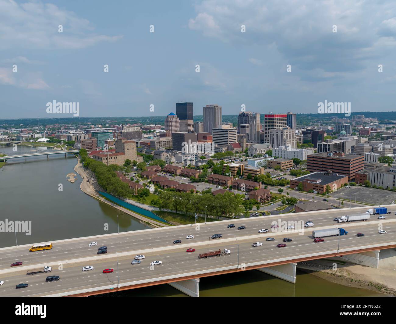 Luftaufnahme der Stadt Dayton, Ohio an Einem klaren Sommertag Stockfoto