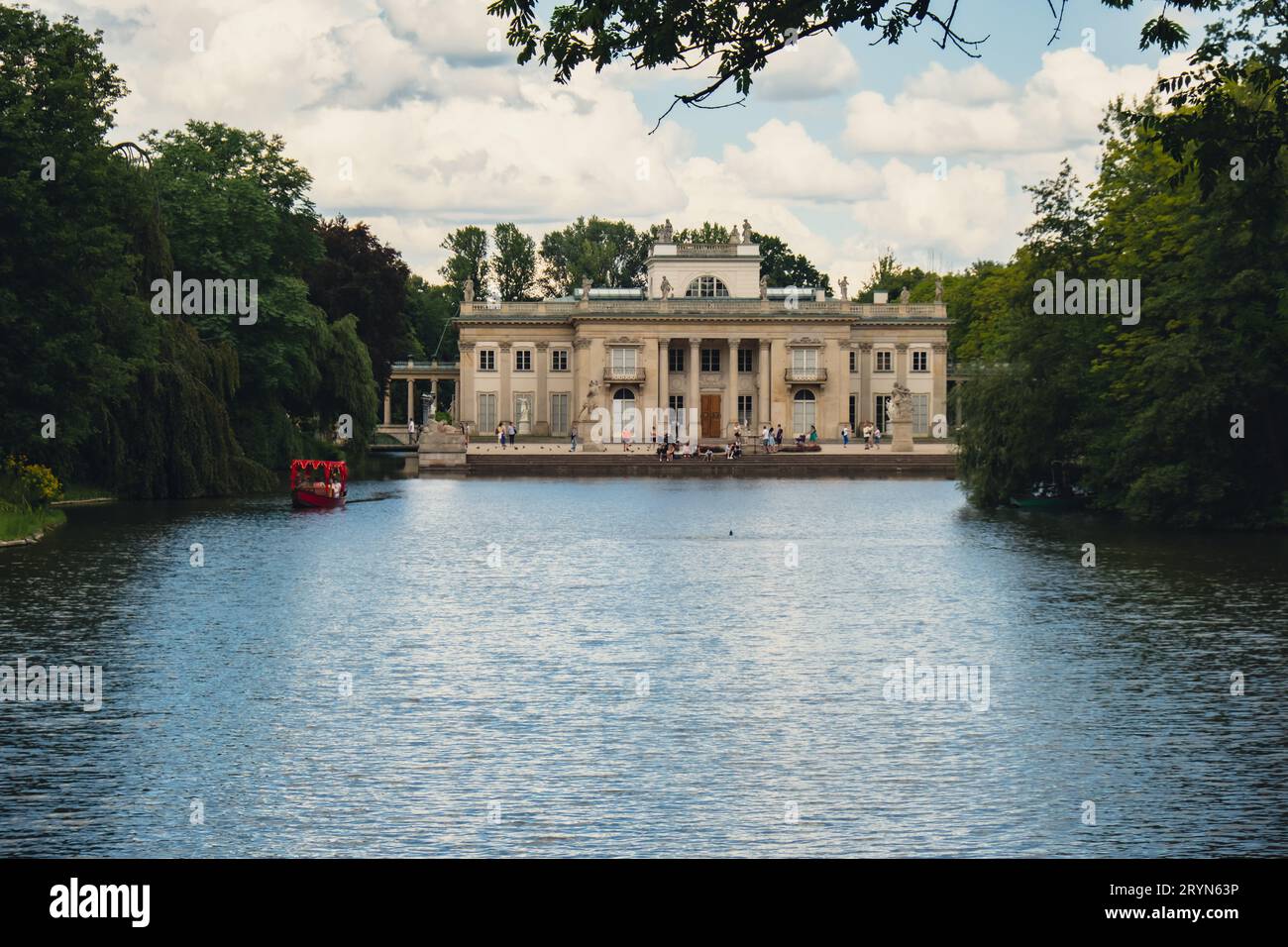 Bäder klassizistischer Palast auf der Insel im Lazienki Park touristischer Ort in Warschau. Lazienki Royal Baths Park, barocke Säulen Warsa Stockfoto