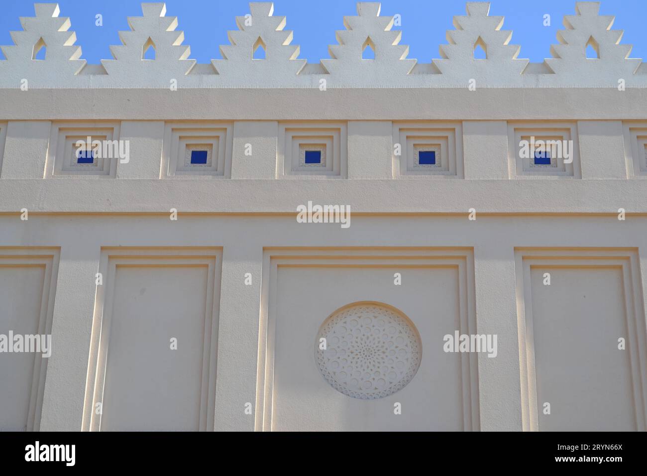 Die Bir Ali Moschee oder Dzulhulaifah Moschee Mauer in Madinah mit blauem Himmel. Miqat Bir Ali ist der Ort des ihrams für Pilger. Islamisches weißes Wanddesign. Stockfoto