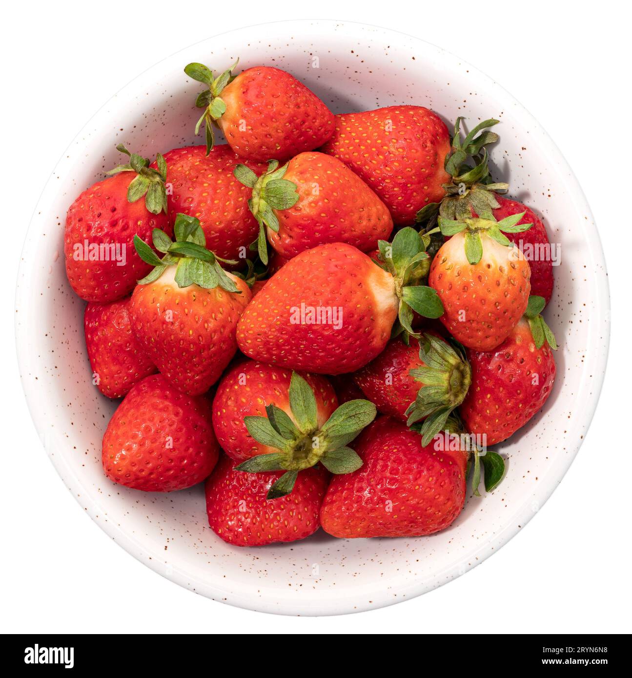 Frische Erdbeeren in Schüssel, isoliert auf weißem Hintergrund. Draufsicht Stockfoto