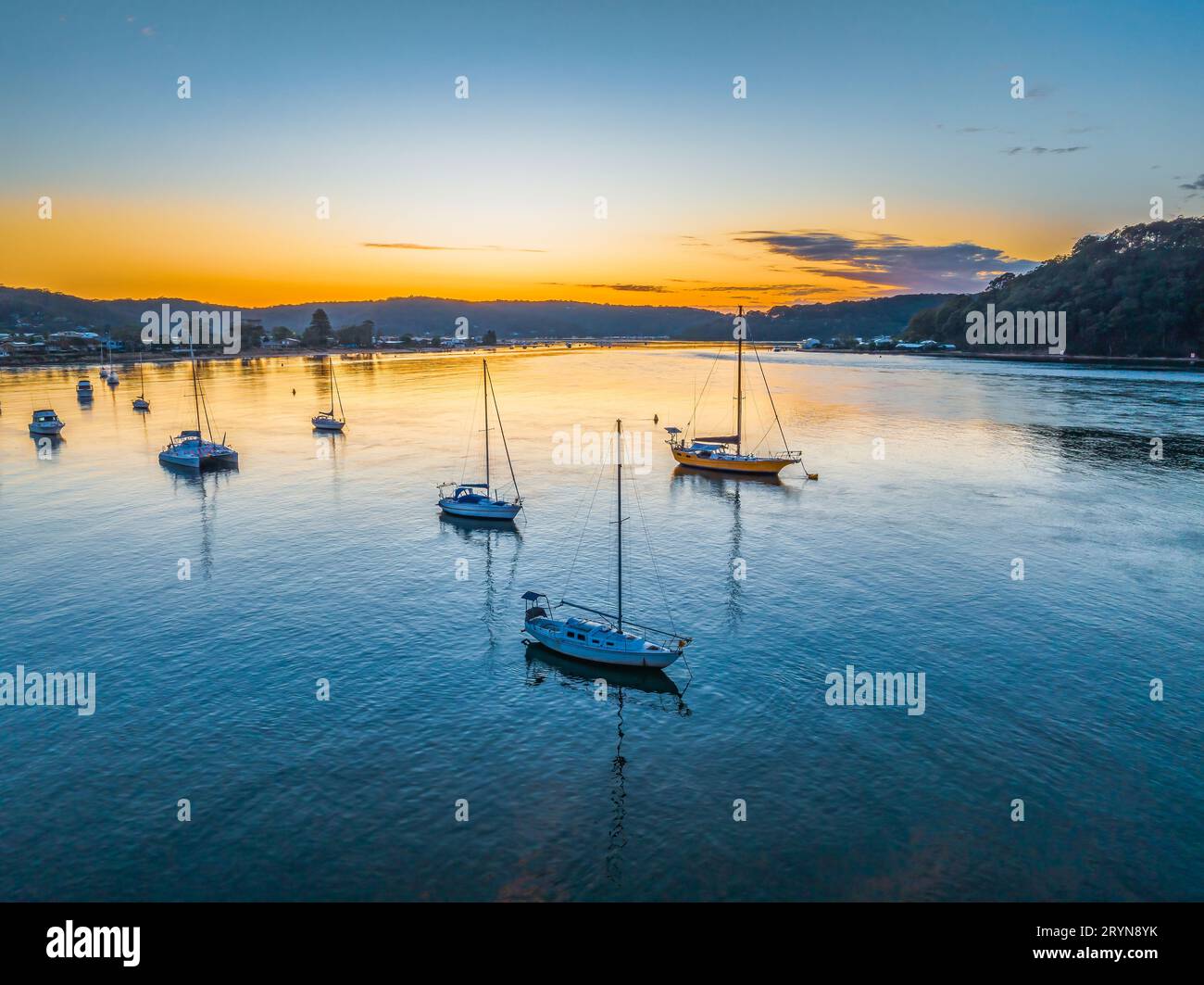 Sonnenaufgang mit gemischten Wolken über Ettalong Beach an der Central Coast, NSW, Australien. Stockfoto