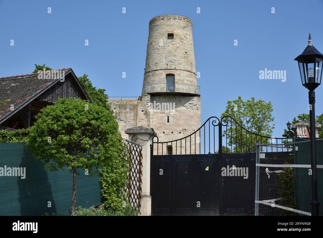 Verteidigung der Turmruine in Markgrafneusiedl, Österreich Stockfoto