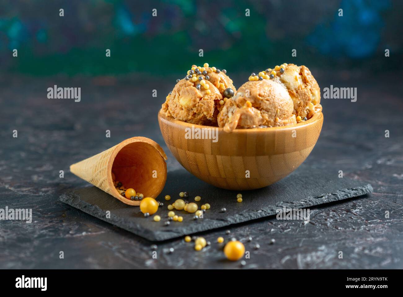 Karamell-Eis mit Karamell- und Schokoladenstreuseln. Stockfoto