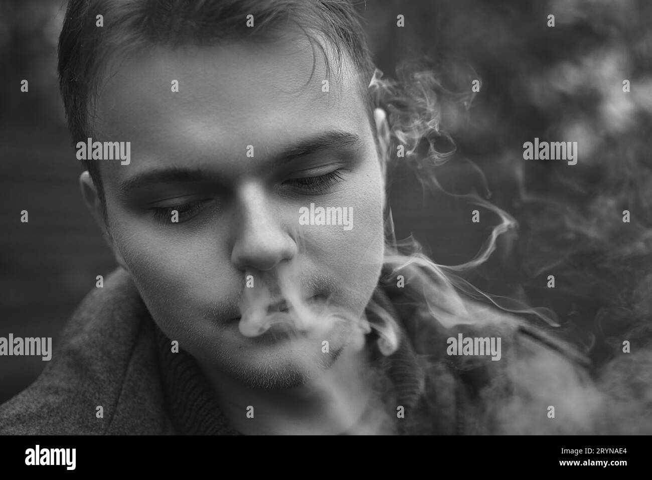 Rauchen Kerl in den Park, Porträt Schwarz und Weiß Stockfoto