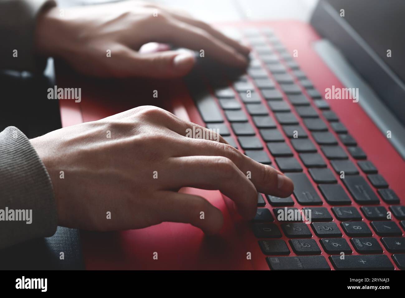 Seitenansicht Aufnahme der Hände des Mannes beschäftigt arbeiten auf seinem Laptop sitzen am Holztisch. Arbeit und Studium Konzept Stockfoto