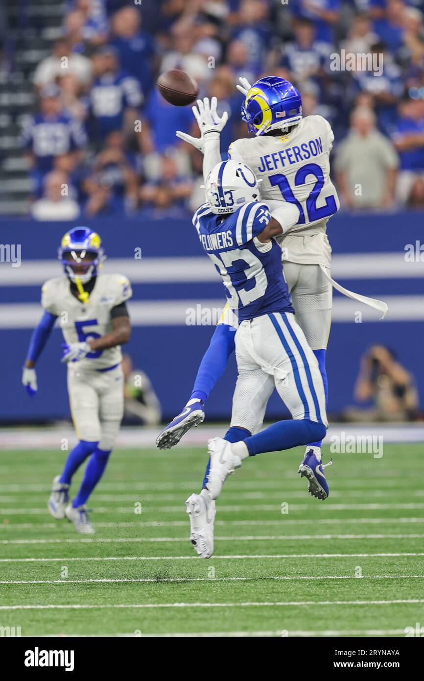 Der Los Angeles Rams Wide Receiver Van Jefferson (12) geht für den Empfang an, der von Indianapolis Colts Cornerback aufgebrochen wird Stockfoto