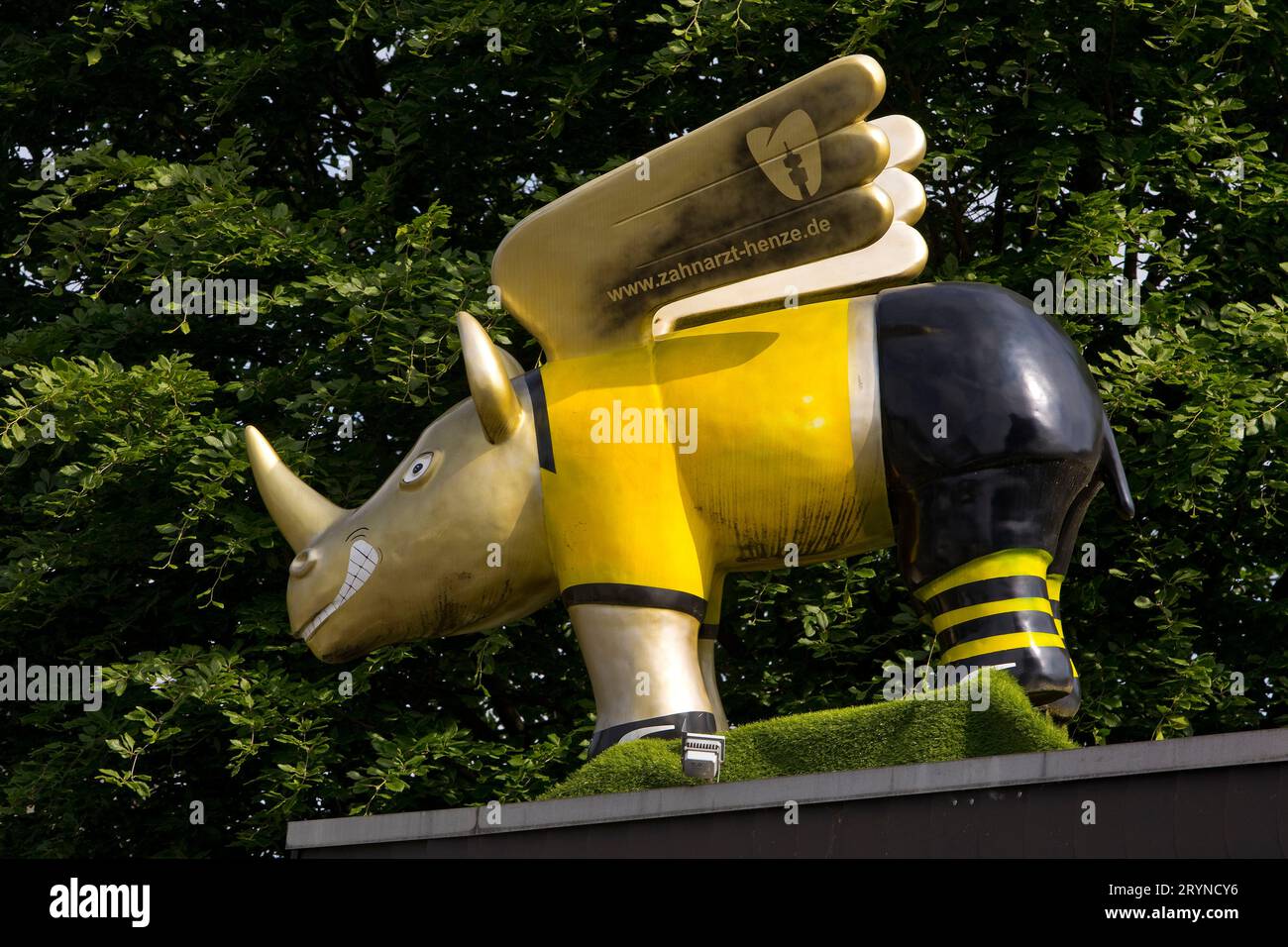 Geflügelte Nashörner, auch Dortmunder Nashörner in Borussia Dortmund Kleid, Dortmund, Deutschland, Europa Stockfoto