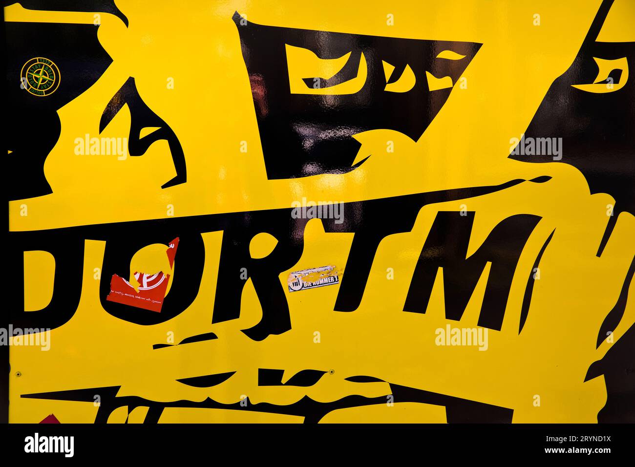 Schwarz-gelbe Grafiken mit Graffiti-Look vor der Borussia Dortmund Fanwelt Dortmund Stockfoto