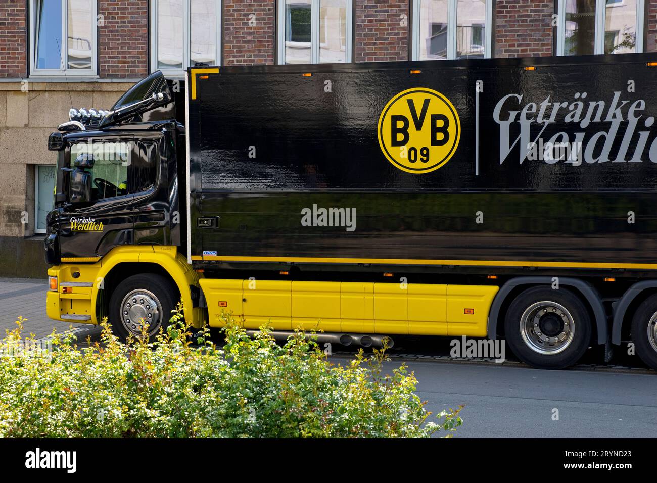 Schwarz-gelber Lkw mit Getränken mit Borussia Dortmund Club Wappen, Dortmund, Deutschland, Europa Stockfoto