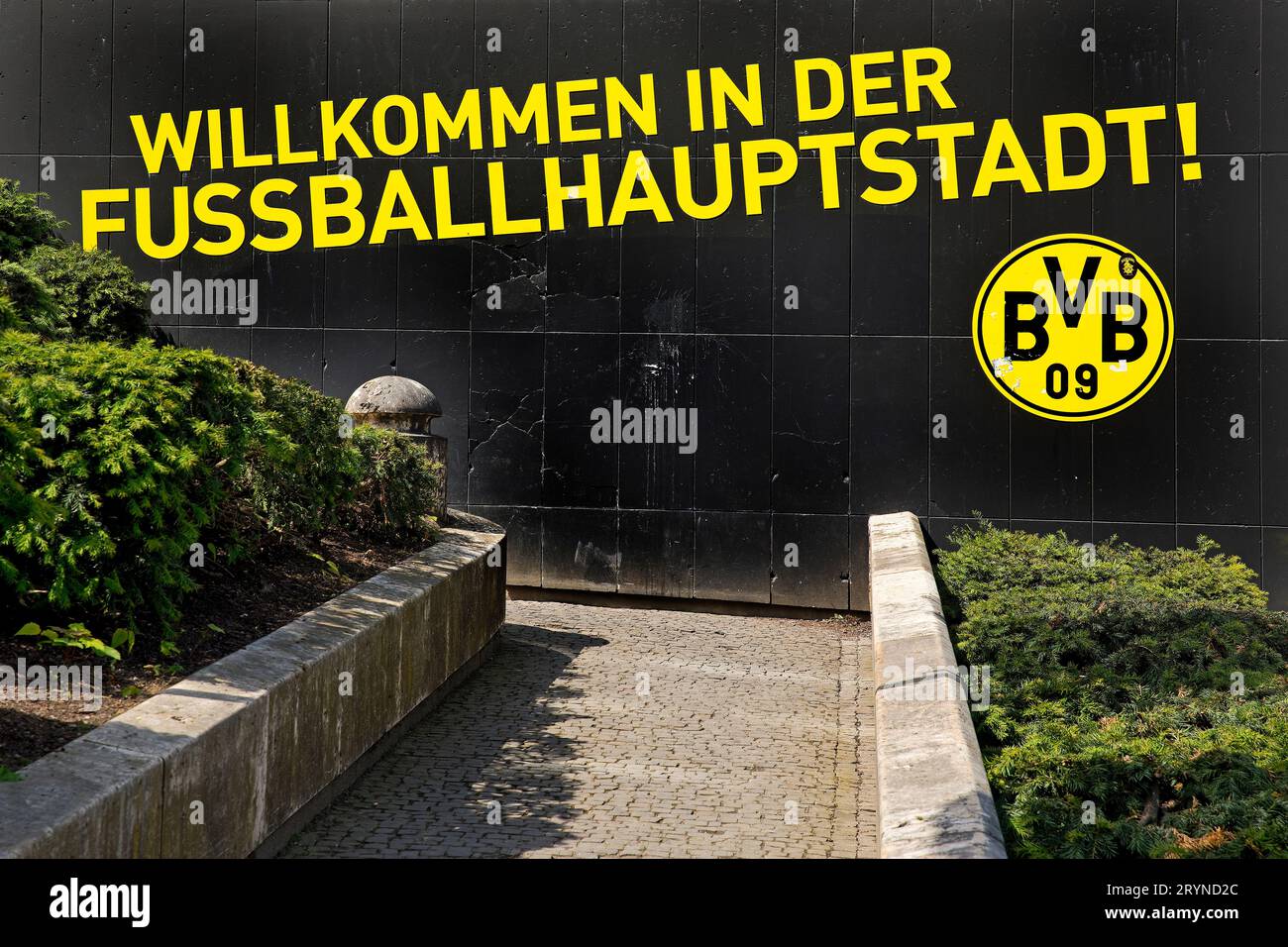 Willkommen in der Fußballhauptstadt steht an der Wand eines BVB-Fanshops in Dortmund, Deutschland, Europa Stockfoto