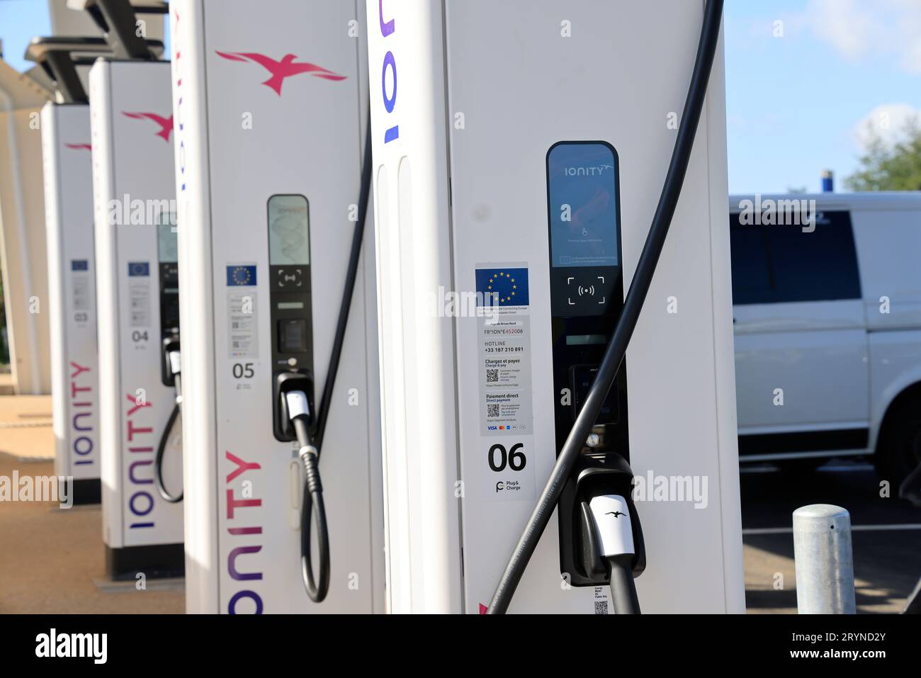 Ladestation für Elektrofahrzeuge auf einer kohlenstoffarmen Autobahn. Reisen, Fahrzeuge, Umweltverschmutzung und Energiewende. Corrèze, Limousin, Frankreich, Europa. Stockfoto