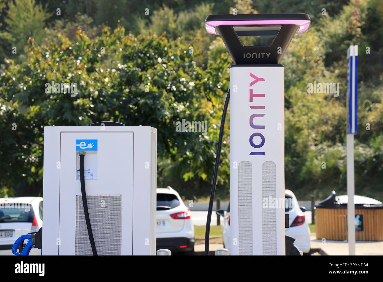 Ladestation für Elektrofahrzeuge auf einer kohlenstoffarmen Autobahn. Reisen, Fahrzeuge, Umweltverschmutzung und Energiewende. Corrèze, Limousin, Frankreich, Europa. Stockfoto