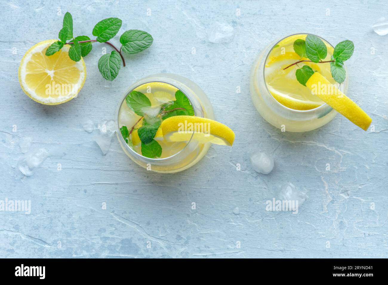 Limonade mit Minzpanorama. Zitronenwasser mit Eis, zwei Gläser Stockfoto