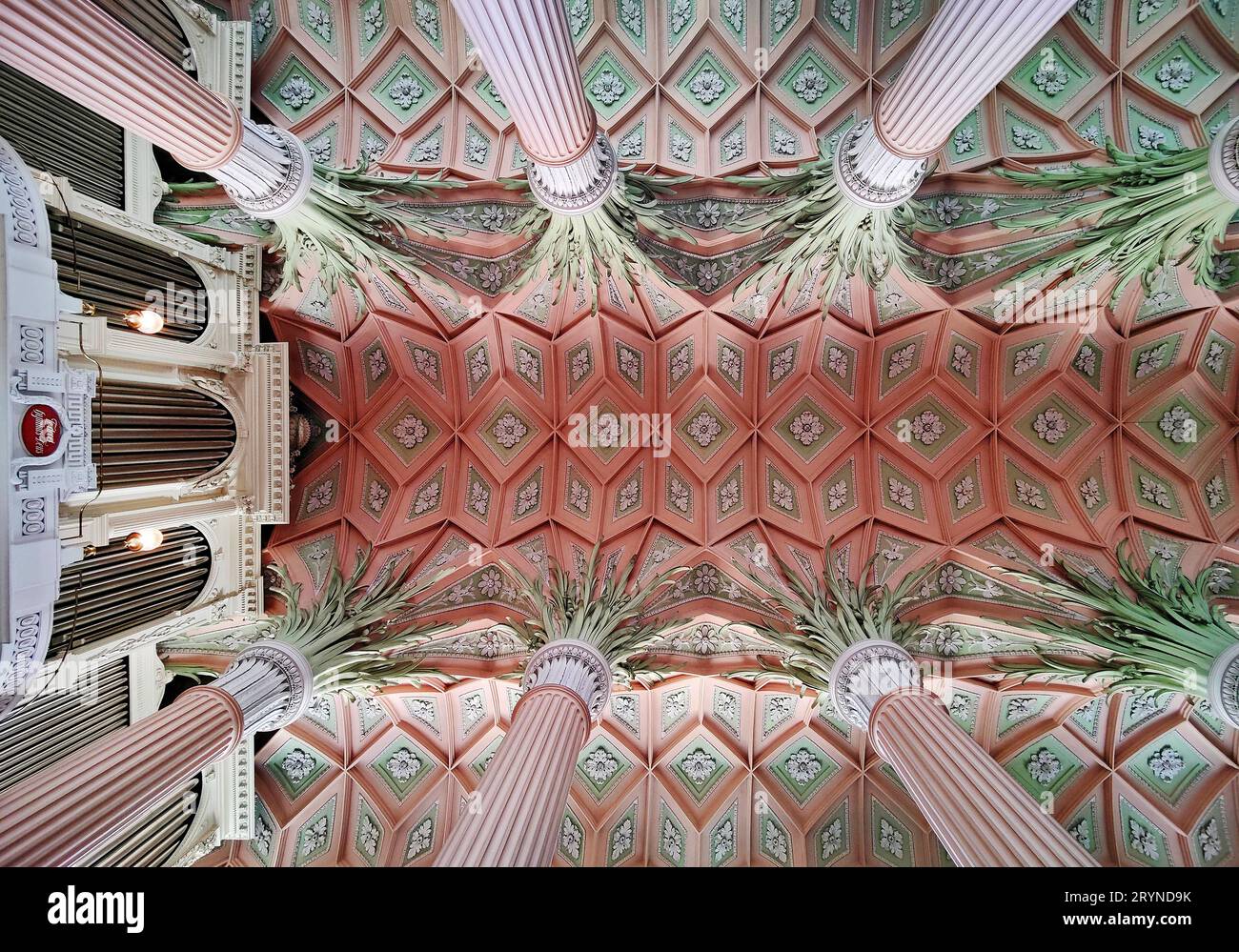 Gewölbedecke mit Orgel in der Nikolaikirche, Leipzig, Sachsen, Deutschland, Europa Stockfoto