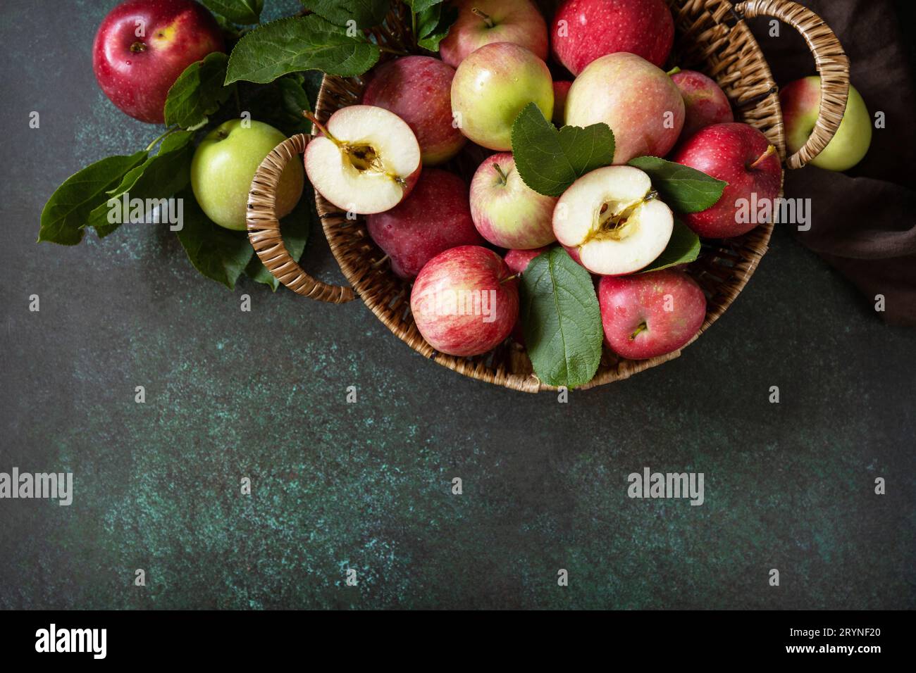 Obsthintergrund, Bio-Früchte. Stillleben Essen. Korb reifer Äpfel auf einem Steintisch. Blick von oben. Speicherplatz kopieren. Stockfoto