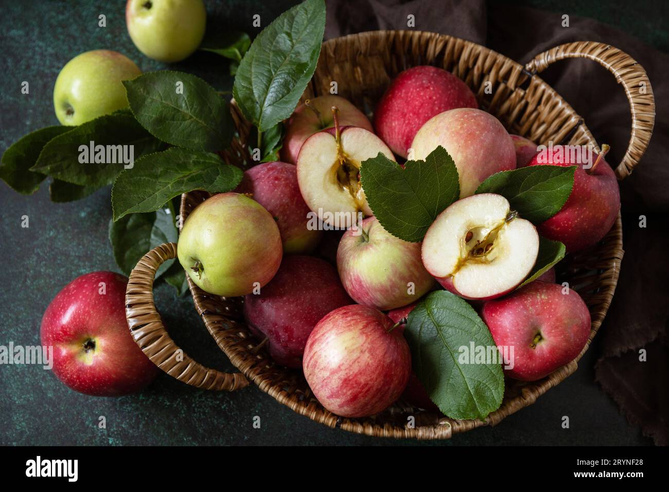 Obsthintergrund, Bio-Früchte. Stillleben Essen. Korb reifer Äpfel auf einem Steintisch. Stockfoto
