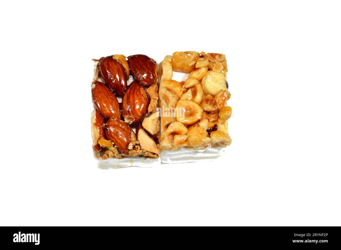 Hintergrund von Haselnüssen und gerösteten Mandeln auf der arabischen süßen köstlichen Noga, ägyptische kulturelle Nachspeisen der Propheten Mohammed Geburt Feier (m Stockfoto