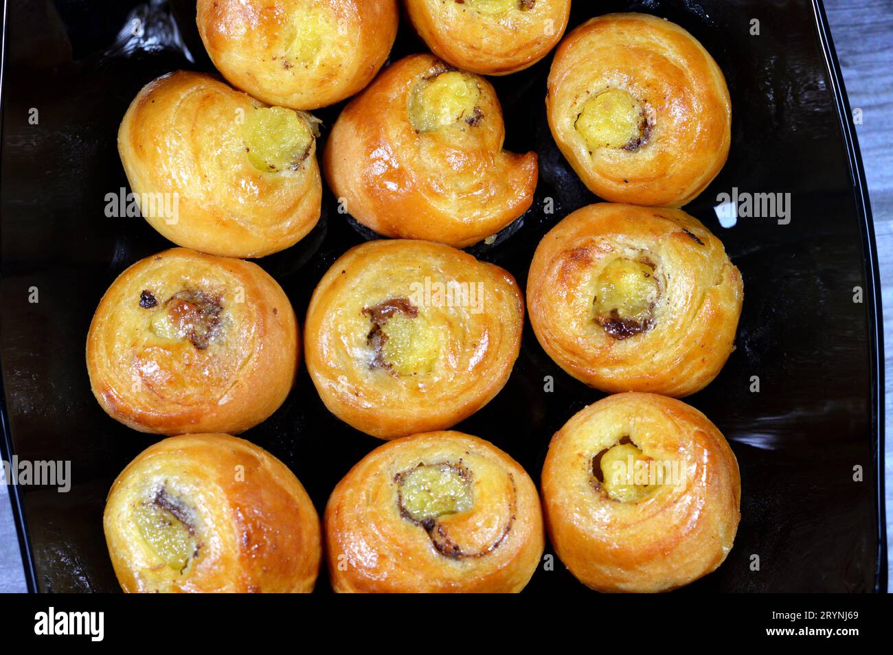 Mini Cinnamon Swirl Blätterrolle, gesüßt mit Honig und Rosinen und ...