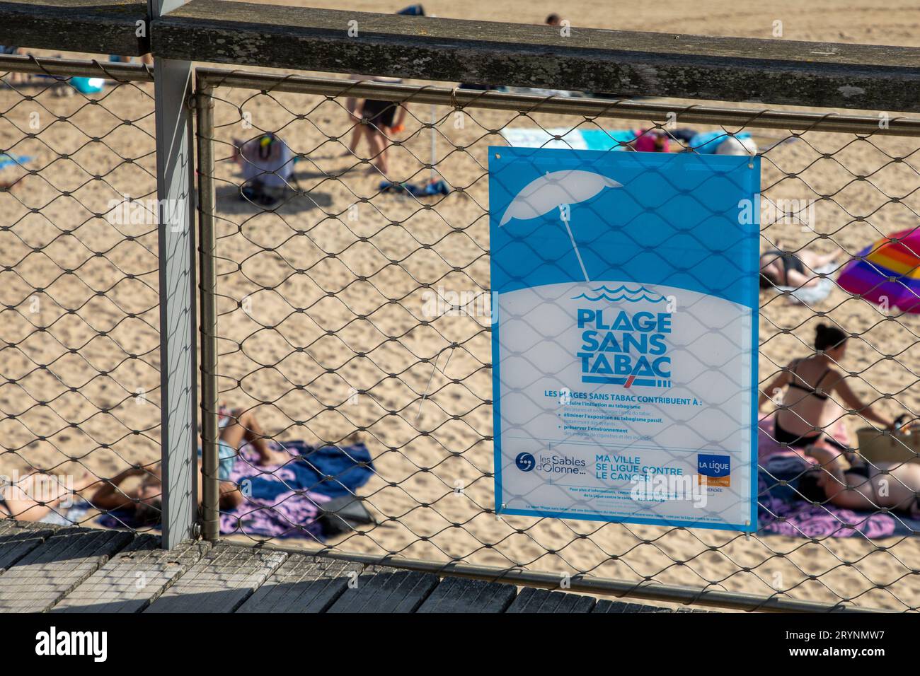 Les Sables-d'Olonne , Frankreich - 09 22 2023 : plage sans tabac Logo Marke und Zeichentext französisches Strandpaneel bedeutet tabakfreies Gebiet Sandplatz wo sm Stockfoto