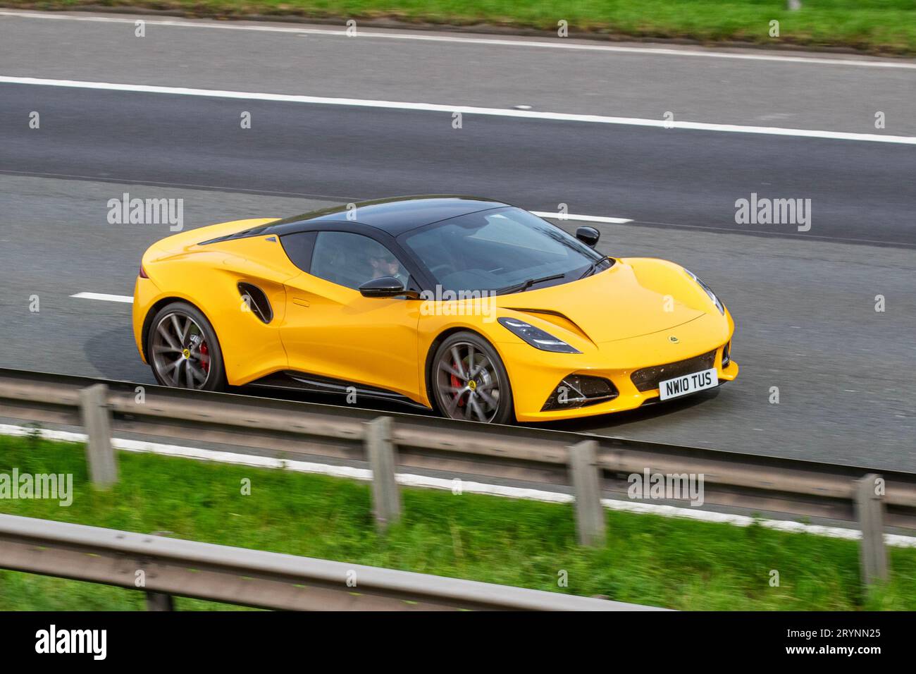 2023 Yellow Lotus Emira V6 First Edition 406 V6 Car Coupe Benziner 3456 ccm; Fahrt mit Höchstgeschwindigkeit auf der Autobahn M6 im Großraum Manchester, Großbritannien Stockfoto