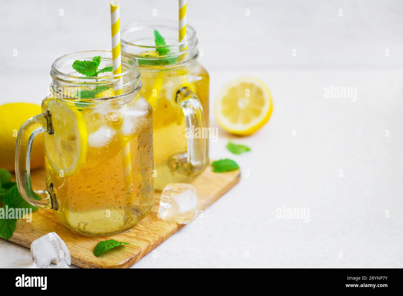Grüner Eistee mit Zitrone und Minze in einem Glasgefäß. Stockfoto