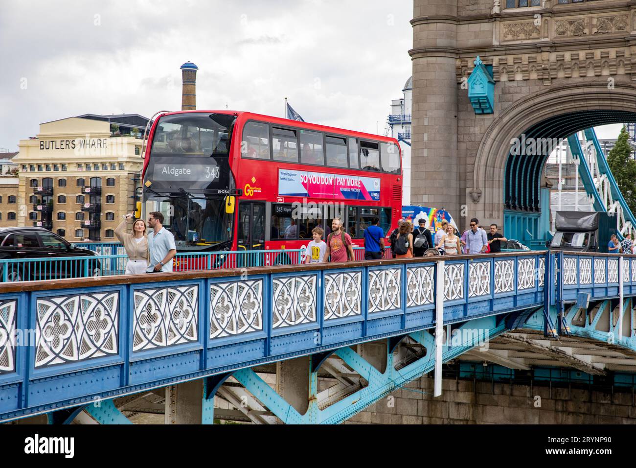 Roter Doppeldeckerbus überquert Tower Bridge London, September 2023, London, England, UK Stockfoto