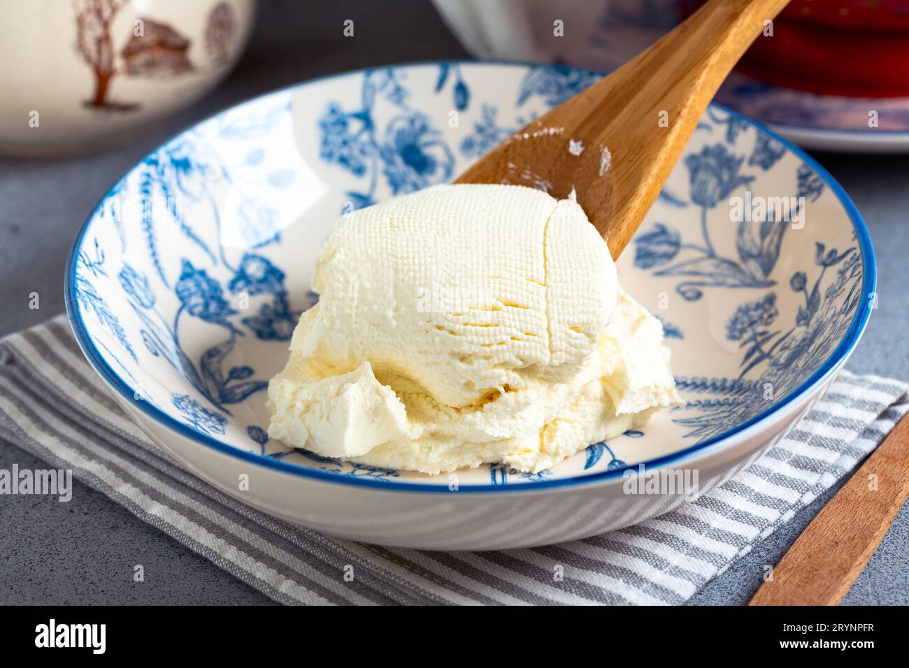 Hausgemachter Frischkäse aus nächster Nähe. Stockfoto