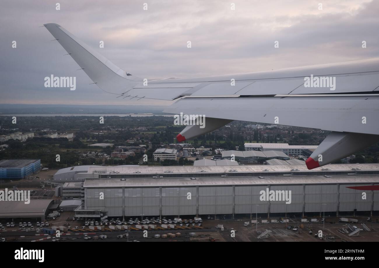 Flugzeug im Flug über London City großbritannien. Draufsicht vom Fenster der Luftflügelebene Stockfoto