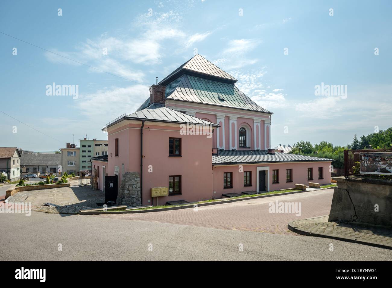 Szczebrzeszyn, Polen - 16. August 2023: Ehemalige Synagoge in Szczebrzeszyn. Derzeit ein Gemeindezentrum. Stockfoto