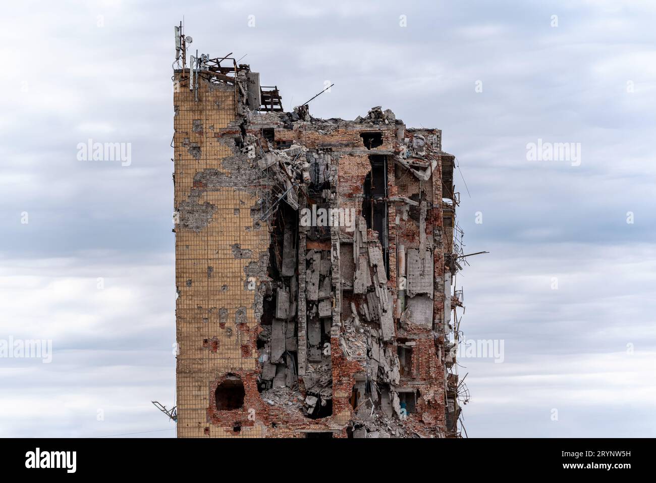 Zerstörte und verbrannte Häuser in der Stadt, Russland, der Ukraine-Krieg Stockfoto