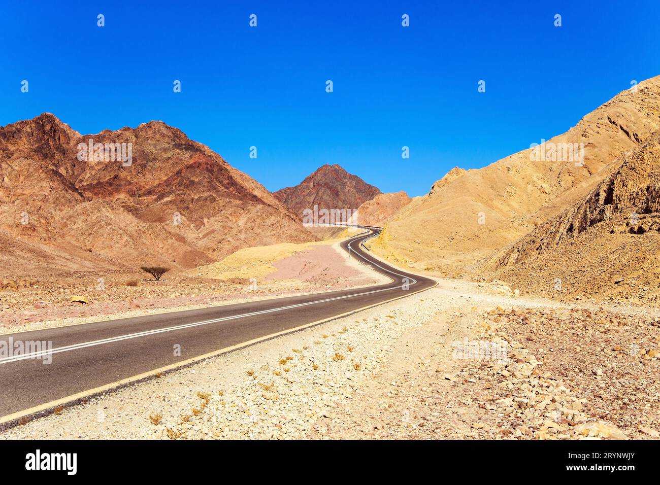 Die Straße durch die Wüste Stockfoto