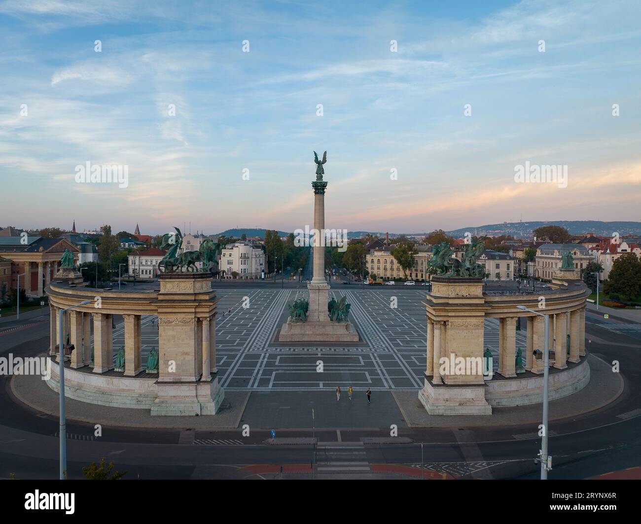 Das Panorama der Stadt Budapest umfasst auch den Heldenplatz und die Andrassy-Straße. Der Heldenplatz ist eine berühmte touristische Attraktion und m Stockfoto