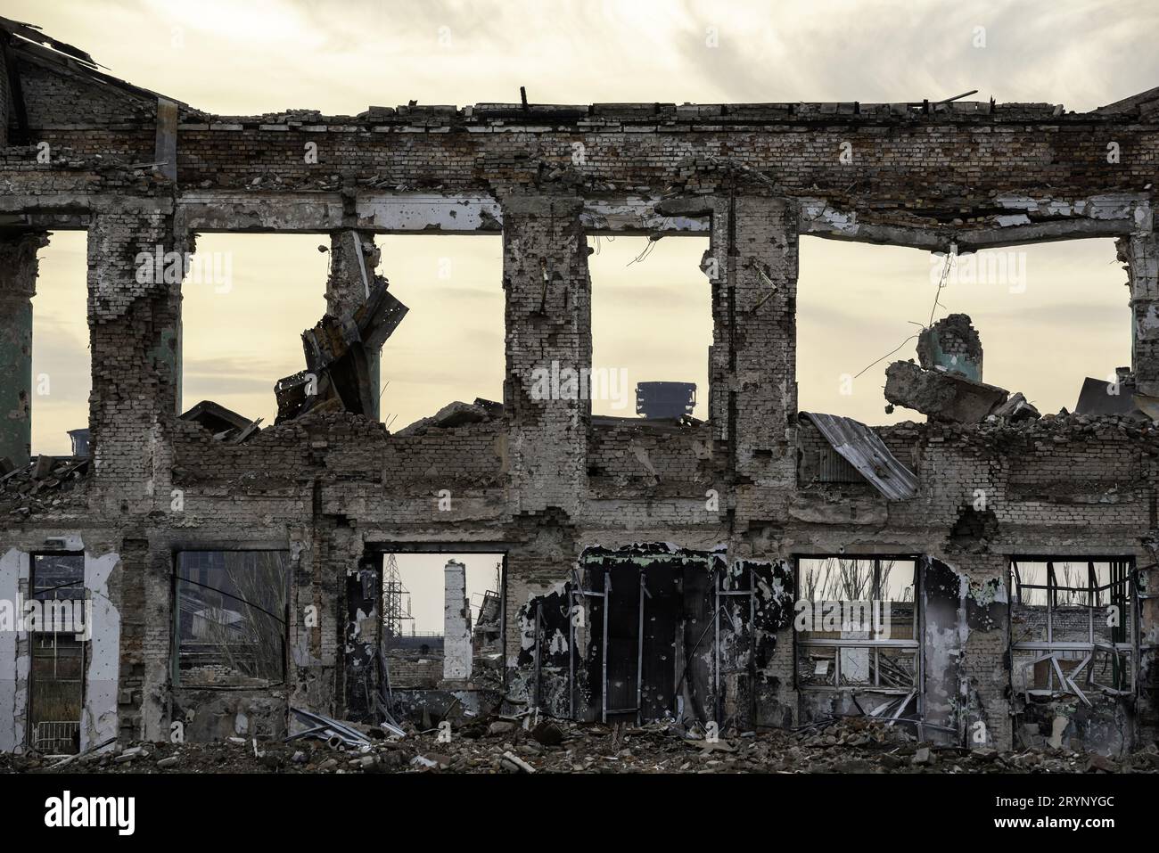 Zerstörte und verbrannte Häuser in der Stadt, Russland, der Ukraine-Krieg Stockfoto