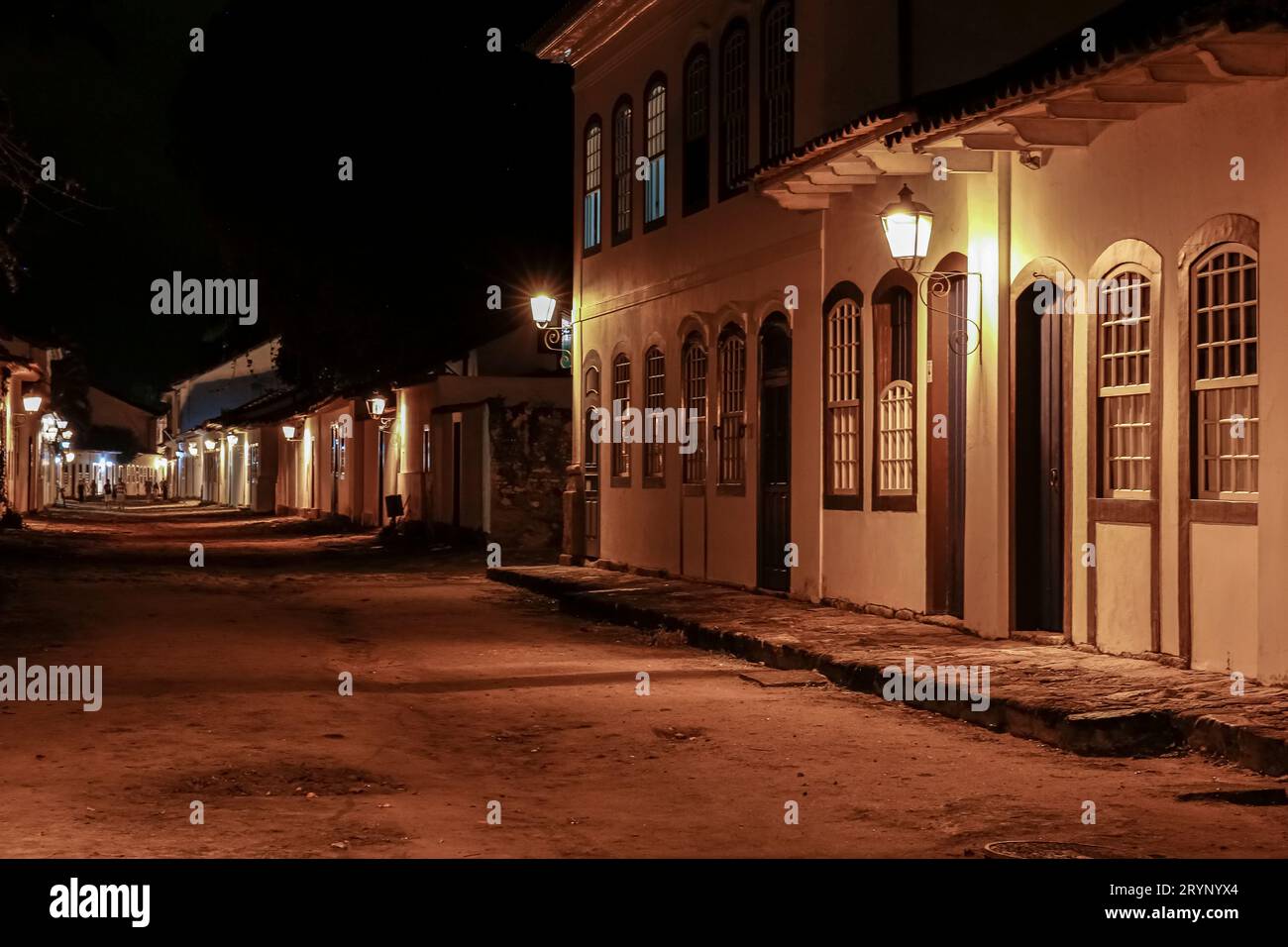 Stimmungsvoller Nachtsicht auf beleuchtete Straßen und Gebäude im historischen Zentrum von Paraty, Brasilien, UNESCO-Weltkulturerbe Stockfoto
