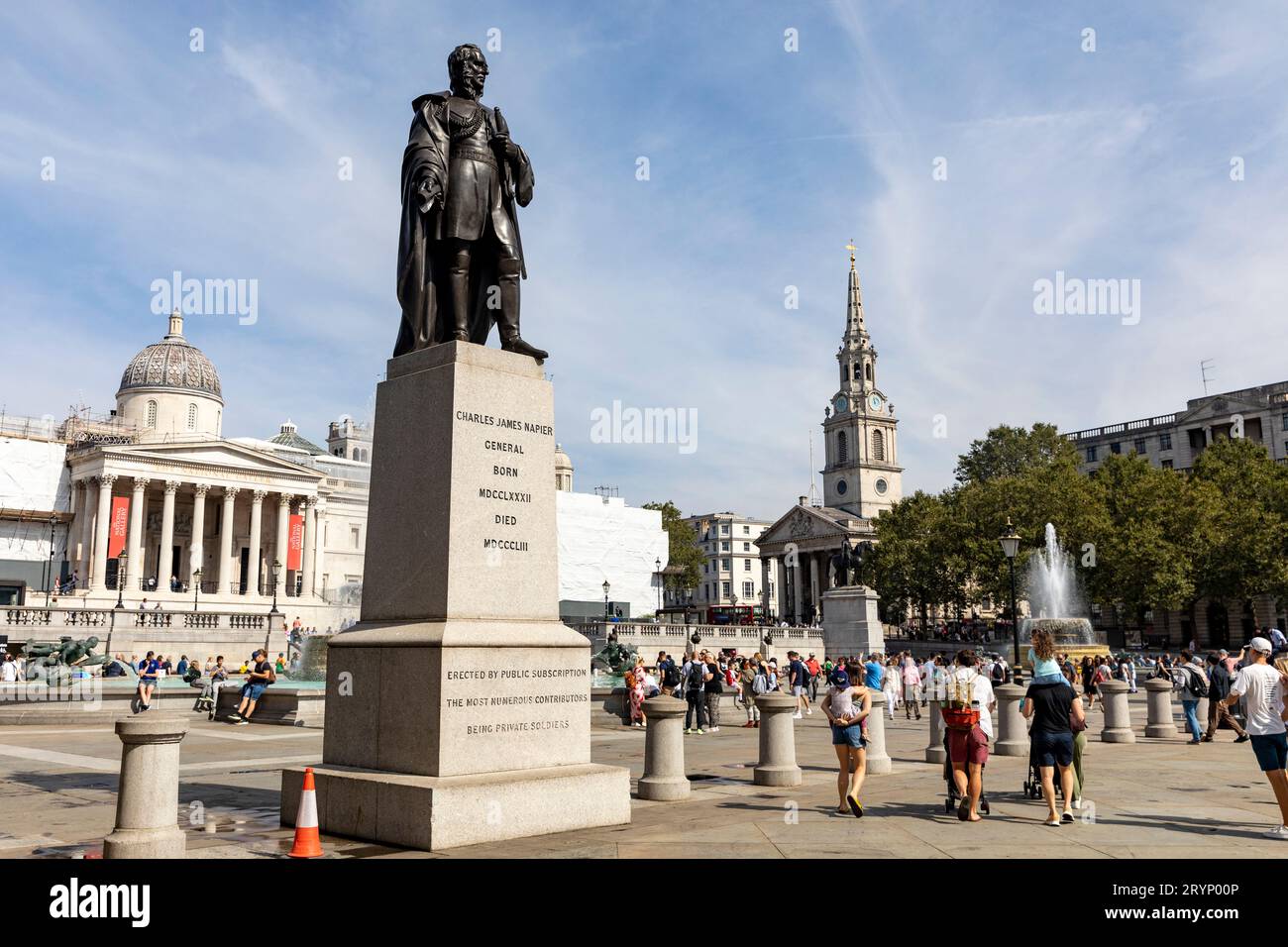 Trafalgar Square London im September 2023 Hitzewelle und Statue von General Sir Charles James Napier, einem britischen Offizier, London, England, Großbritannien Stockfoto