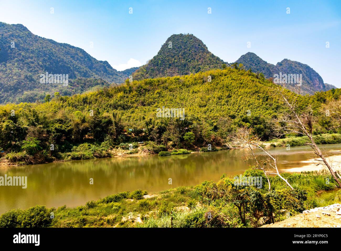 Der Salween Fluss, wo er die Grenze zwischen Thailand und Myanmar bildet, von Thailand aus gesehen Stockfoto