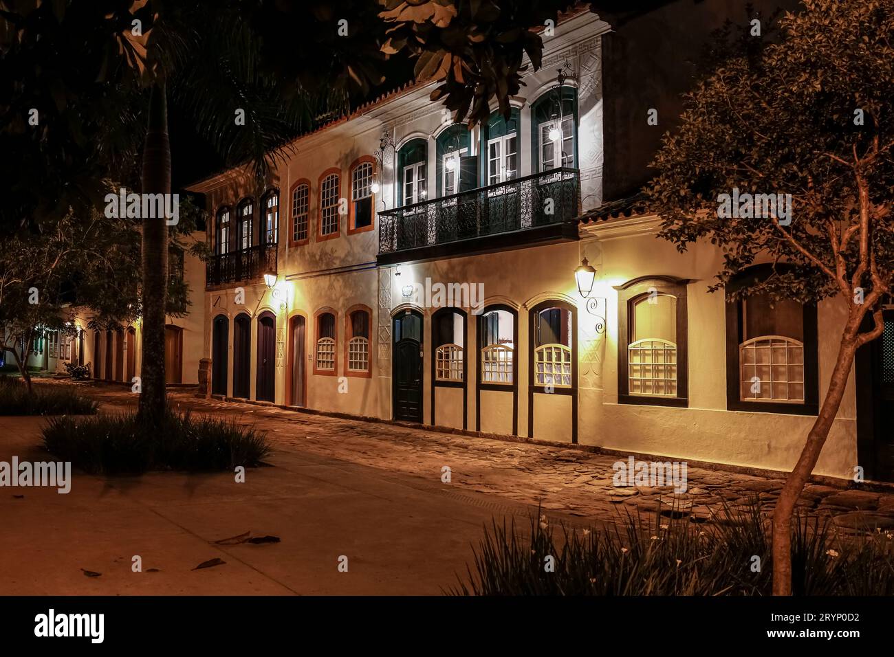 Stimmungsvoller Nachtsicht auf beleuchtete Straßen und Gebäude im historischen Zentrum von Paraty, Brasilien, UNESCO-Weltkulturerbe Stockfoto