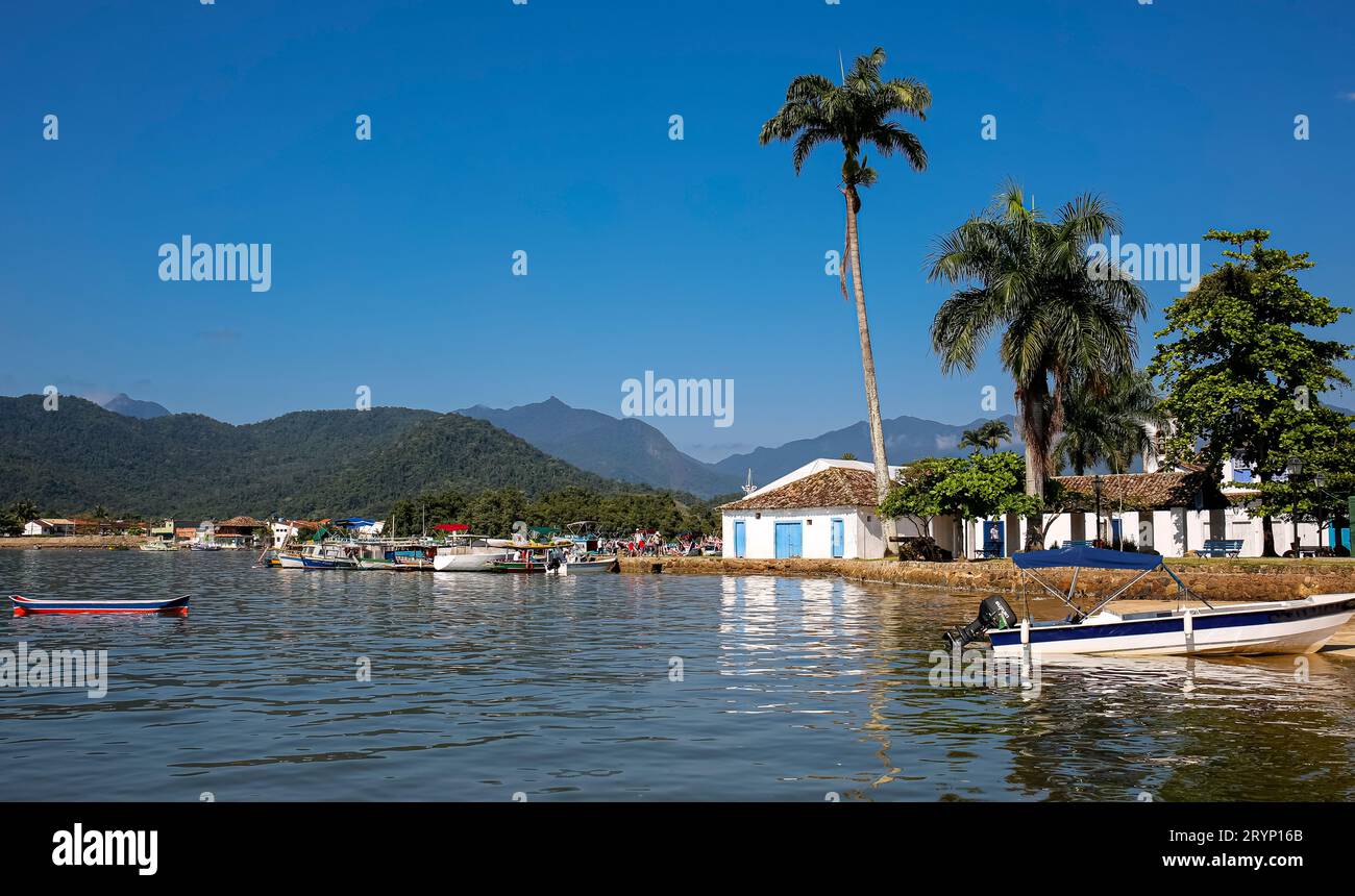 Blick auf die Uferpromenade der historischen Stadt Paraty und die Berge des Atlantischen Waldes an einem sonnigen Tag, Brasilien, Une Stockfoto