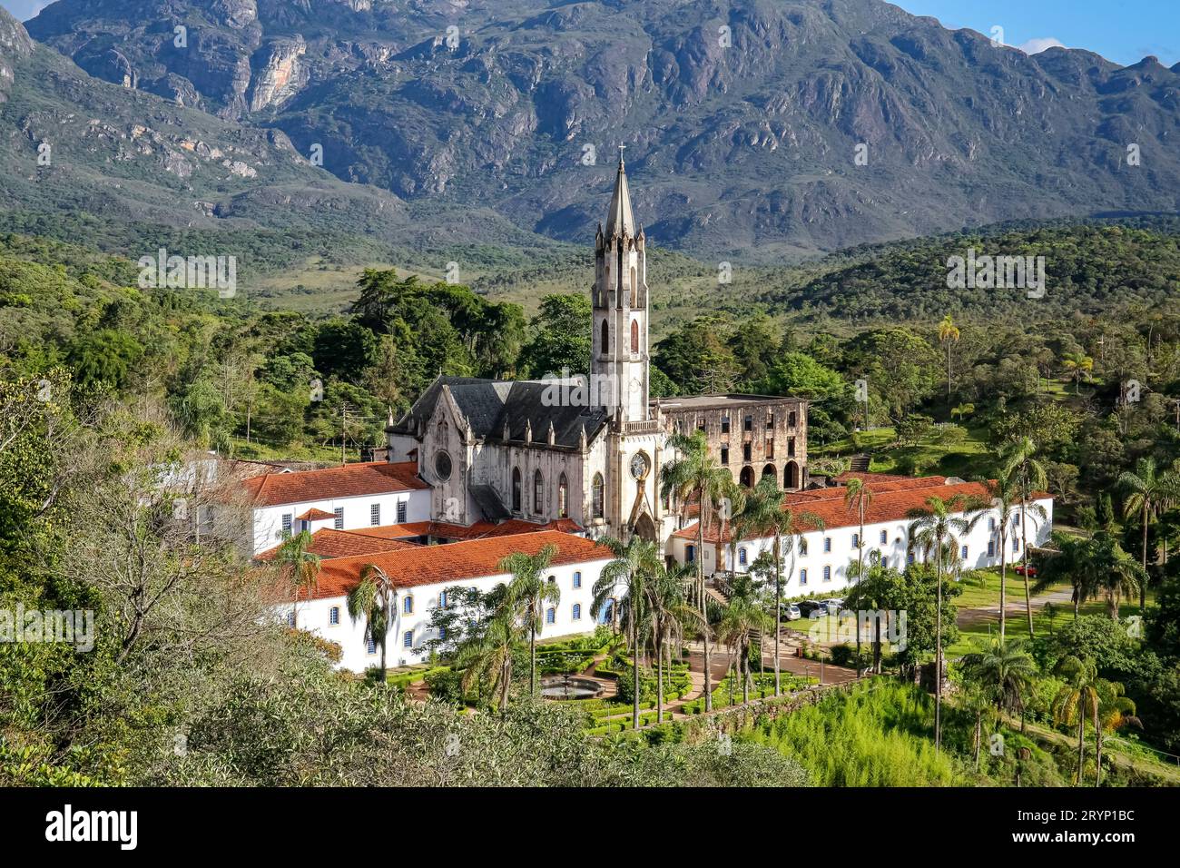 Nahaufnahme der Wallfahrtskirche Caraca mit Bergen und blauem Himmel im Hintergrund, Minas Gerais, br Stockfoto