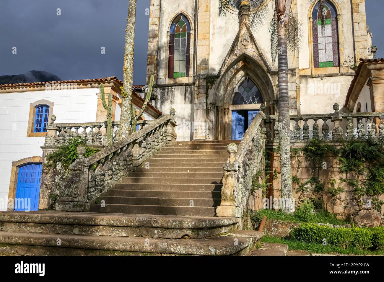 Blick auf die Eingangstreppe der Kirche im Sonnenlicht, Sanctuary Caraca, Minas Gerais, Brasilien Stockfoto