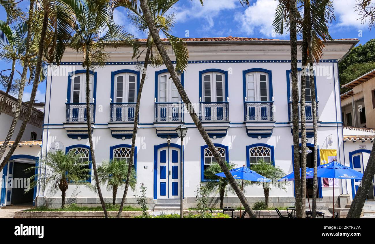 Vorderansicht eines beeindruckenden Kolonialgebäudes in der historischen Stadt Serro, Minas Gerais Brasilien Stockfoto